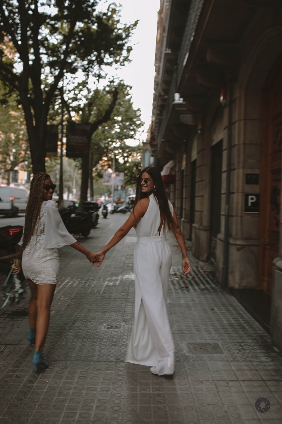 La boda en Barcelona de Carla y Tori: un amor apasionado en medio de un oasis con sabor a mediterráneo.